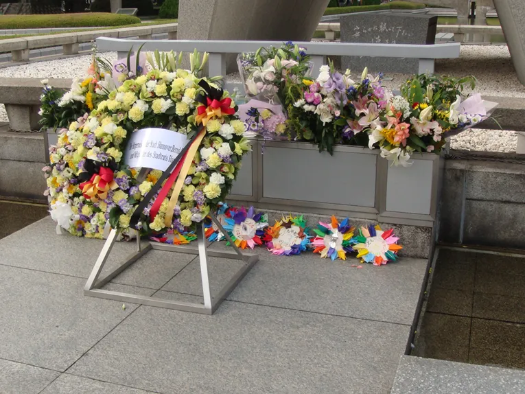 Gedenkkranz der Ratsdelegation um B&uuml;rgermeister Strauch im Friedenspark Hiroshima