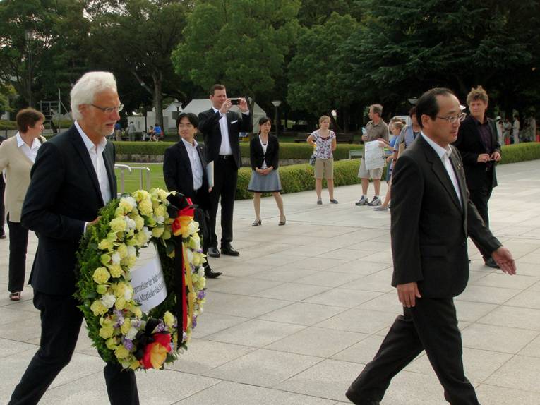 B&uuml;rgermeister Strauch auf dem Weg, einen Gedenkkranz niederzulegen