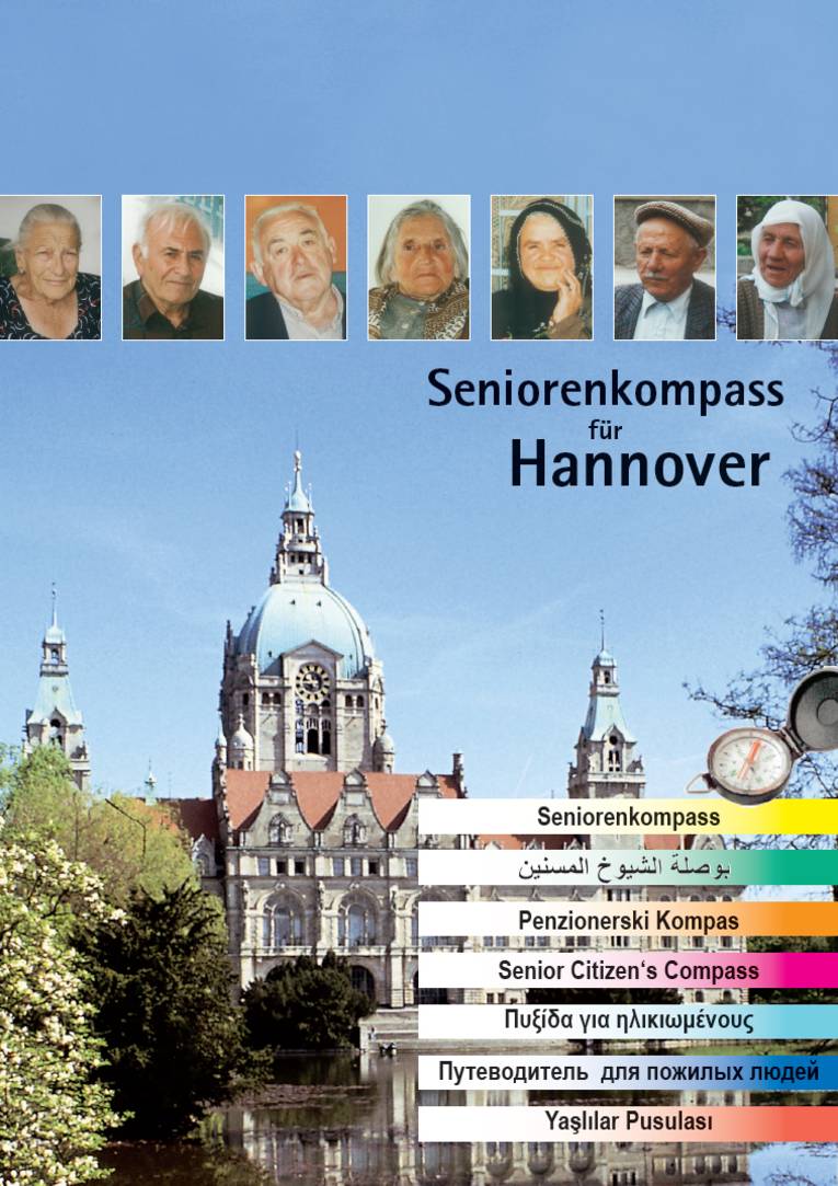 Titelseite der Broschüre "Seniorenkompass" mit Potraitfotos etlicher älterer Personen, im Hintergrund ein Foto des Neuen Rathauses