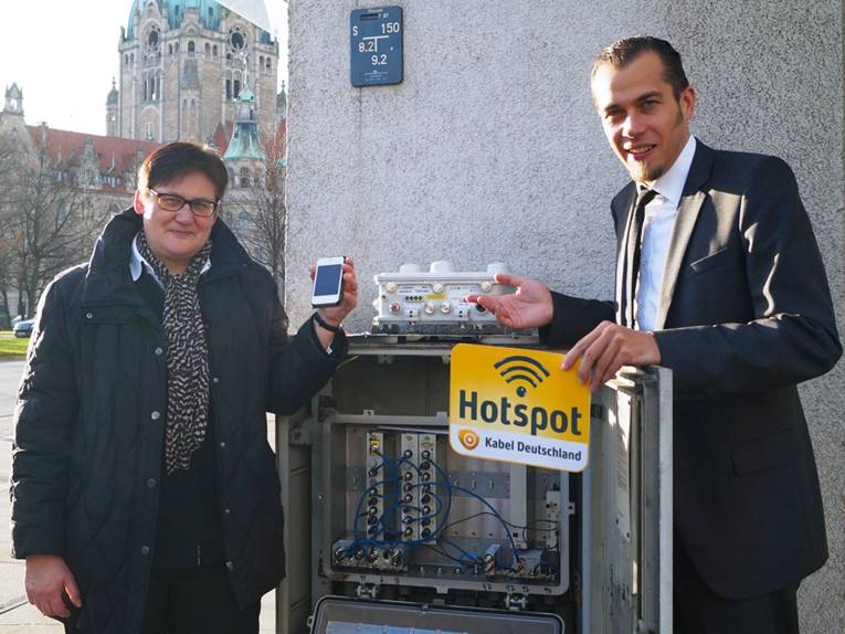 Sabine Tegtmeyer-Dette und Jens Leufen an einem Verteilerkasten, im Hintergrund das Neue Rathaus