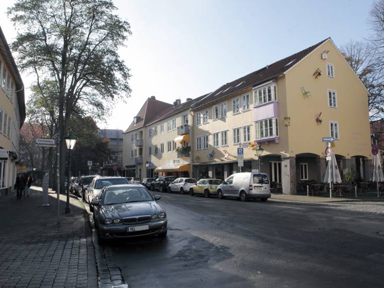 Blick in die Knochenhauerstraße, auf der viele geparkte Autos stehen, im Hintergrund der Ballhof