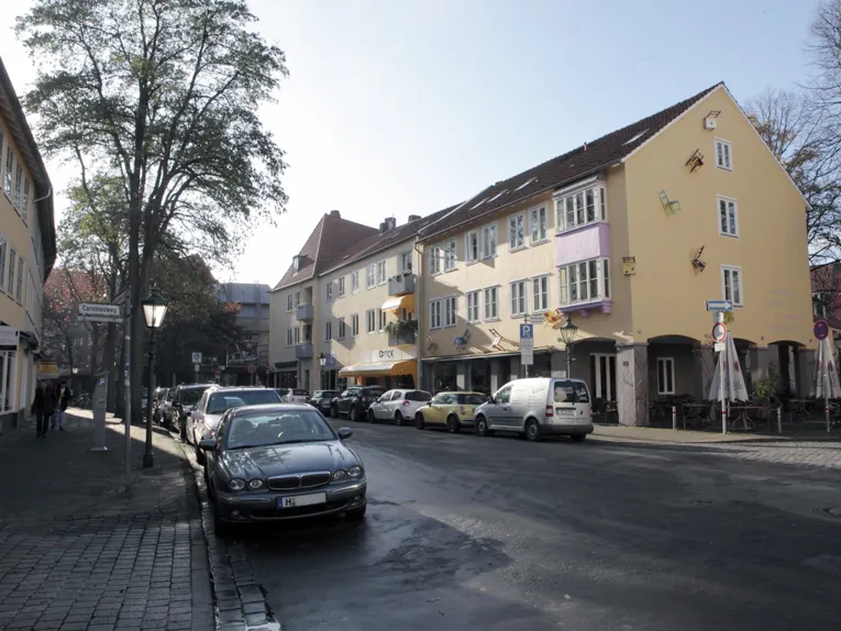 Blick in die Knochenhauerstraße, auf der viele geparkte Autos stehen, im Hintergrund der Ballhof
