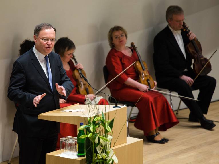 Oberbürgermeister Weil am Rednerpult, im Hintergrund die Musiker des Barockensembles Musica Alta Ripa