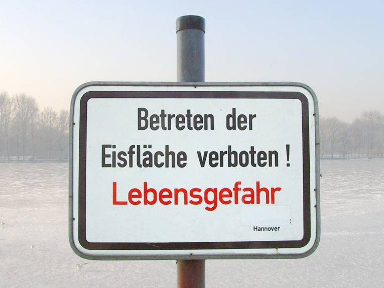 Warnschild am Maschsee: "Betreten der Eisfläche verboten! Lebensgefahr"