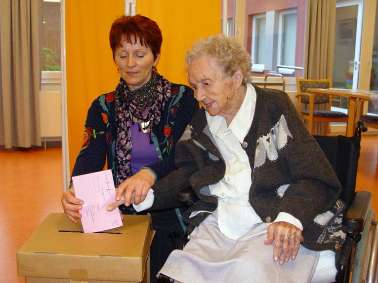 Die ältestete Bürgerin Hannovers, Elsa Peck, nutzt den Service des Mobilen Wahlvorstands um ihre Stimme zur Landtagswahl 2013 abzugeben