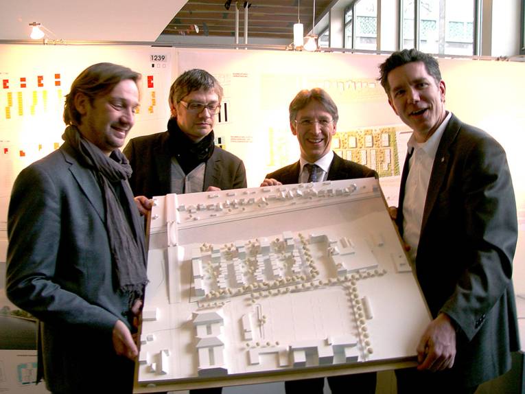 Volker Halbach und Rüdiger Ebel von den blauraum architekten, Dirk Streicher (Delta Bau AG) und Lorenz Hansen (Gundlach GmbH & Co. KG) präsentieren das Modell der Hamburger Architekten für das Projekt „Am Listholze 82”