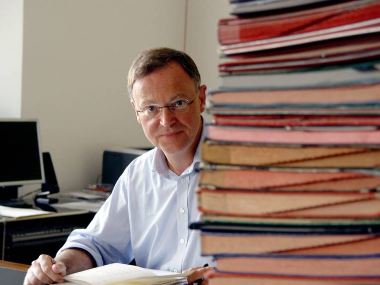 Oberbürgermeister Stephan Weil an seinem Schreibtisch sitzend, vor ihm ein Stapel Akten (Archivbild, 2008)