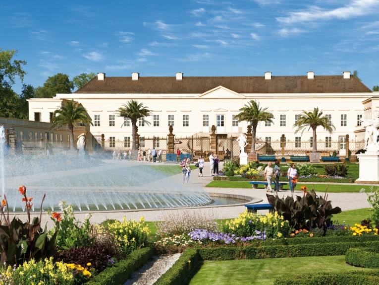 Fotomontage vom wiedererbauten Schloss Herrenhausen in sommerlicher Atmosphäre