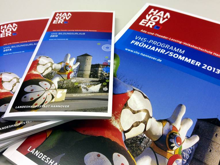 Zwei Exemplare der Bildungsurlaub-Broschüre und eine Exemplar des Frühjahrsprogramms der Volkshochschule Hannover
