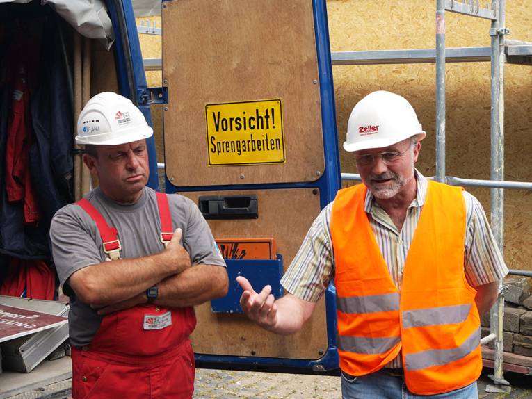 Günter Franke und Robert Zeller erklären nach der Sprengung die Vorgehensweise beim Bunkerabriss