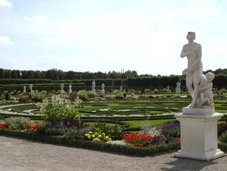 Blick in den Großen Garten in Herrenhausen, im Vordergrund eine weiße Statue