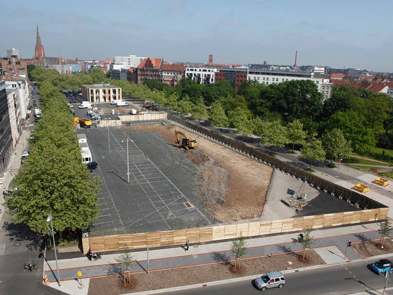 Blick von oben auf den Klagesmarkt, auf dem ein Teilstück umzäunt und ein Teil der Oberfläche abgetragen ist