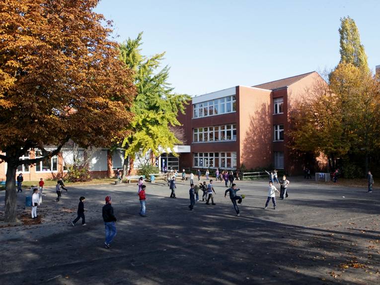 Blick auf den Schulhof der Egestorffschule, dort spielen gerade mehr als ein Dutzend Kinder