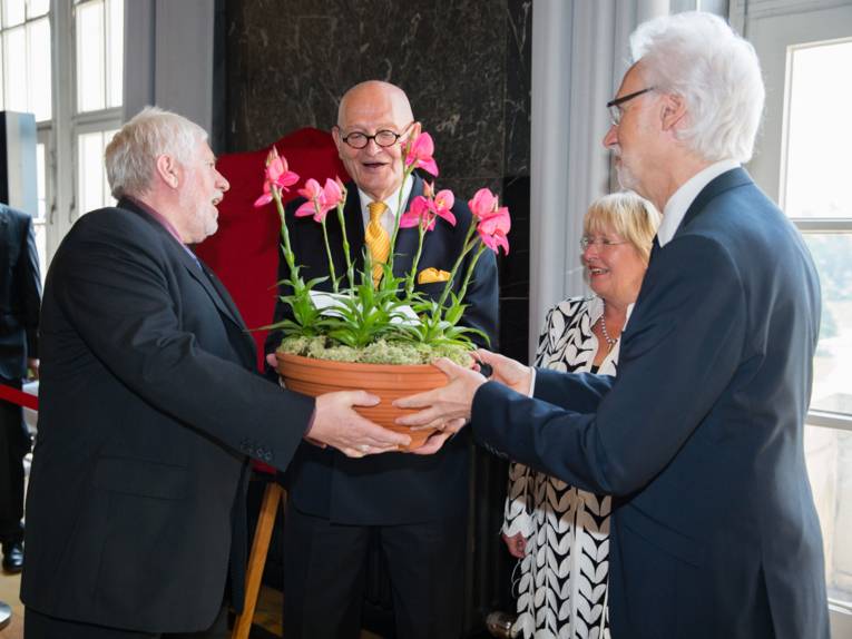 Hans Mönninghoff überreicht eine spezielle Orchidee. 