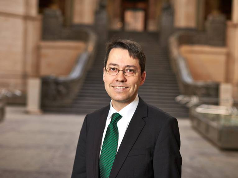 Finanz-, Rechts- und Ordnungsdezernent Dr. Marc Hansmann im Rathaus