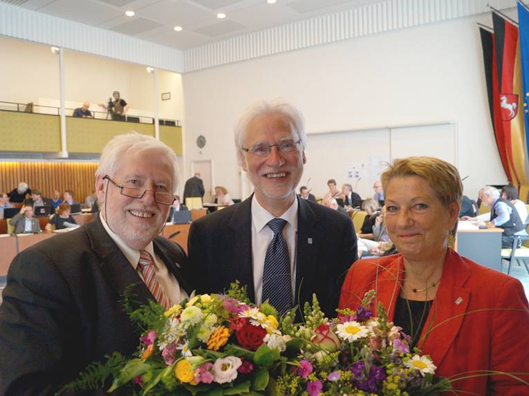 Hans Mönninghoff, Bernd Strauch und Brigitte Vollmer-Schubert im Ratsaal der Landeshauptstadt