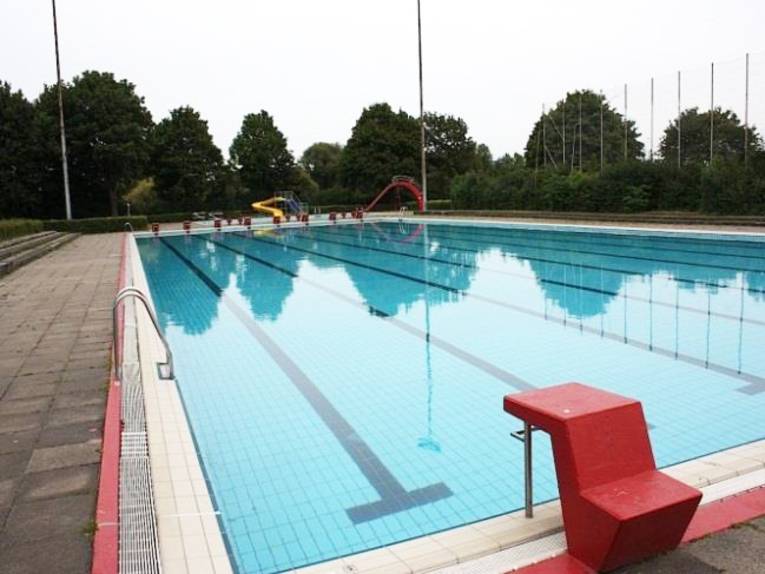 Blick auf das große Becken im Volksbad Limmer