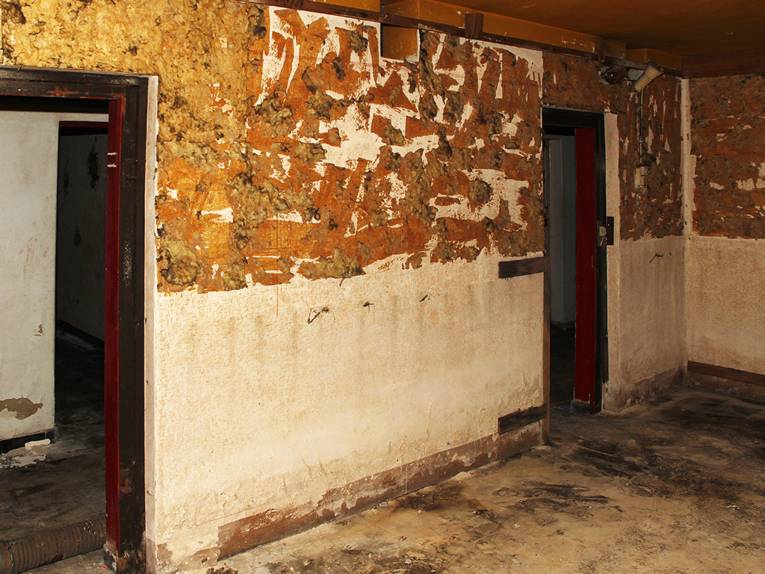 Ein Raum im Tiefbunker unterm Klagesmarkt, von den Wänden blättert teilweise der Putz ab