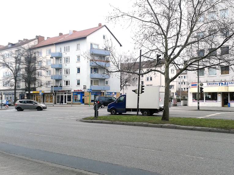 Die Kreuzung Vahrenwalder Straße/Werderstraße zur Mittagszeit, gerade biegen mehrere Fahrzeuge an der Ampelanlage ab