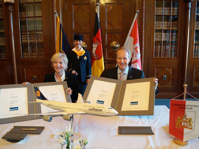 Oberbürgermeister Stefan Schostok und Lufthansa-Managerin Juliane Thulmann bei der Unterzeichnung der Urkunde über die Hannover-Boeing 747-8