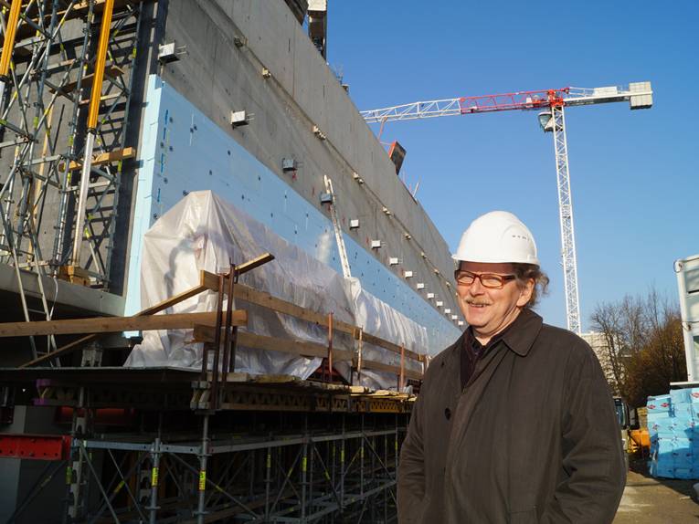 Ulrich Krempel vor dem im Bau befindlichen Erweiterungstrakt des Sprengel Museums, im Hintergrund ein Kran