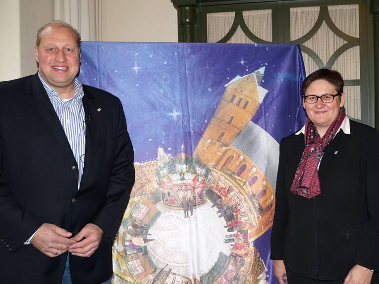 Michael Flohr und Sabine Tegtmeyer-Dette mit einem Banner zum Weihnachtsmarkt 2013 in der Altstadt