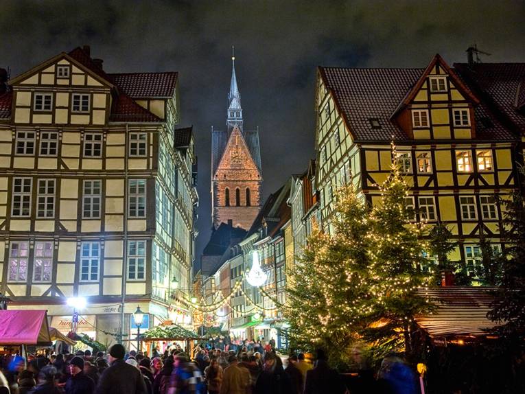 Blick vom Holzmarkt in Richtung Marktkirche während des Weihnachtsmarkts 2012, in der Kramerstraße sind viele Menschen unterwegs