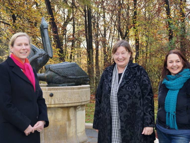 Frauke Wandrey, Geschäftsführerin der Produktionsgesellschaft Pelikan, Kulturdezernentin Marlis Drevermann und Restauratorin Larissa Piepo vor dem Pelikan-Brunnen