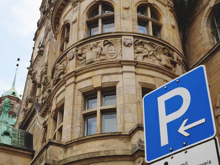 Ein Parkplatz-Hinweisschild vor dem Neuen Rathaus