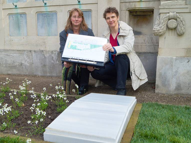 Kerstin Schönewald und Cordula Wächtler im Urnenhain auf dem Friedhof Engesohde