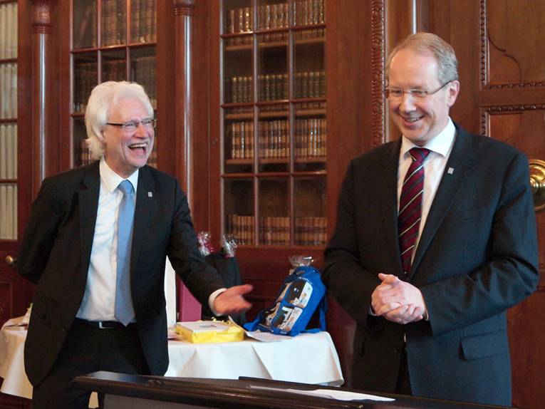 Bernd Strauch und Stefan Schostok in der Ratsstube, beide lachen