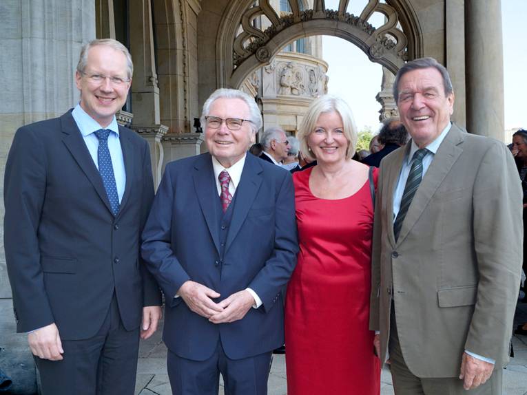 Stefan Schostok, Oskar Negt, Christine Morgenroth und Gerhard Schröder auf dem Rathausbalkon