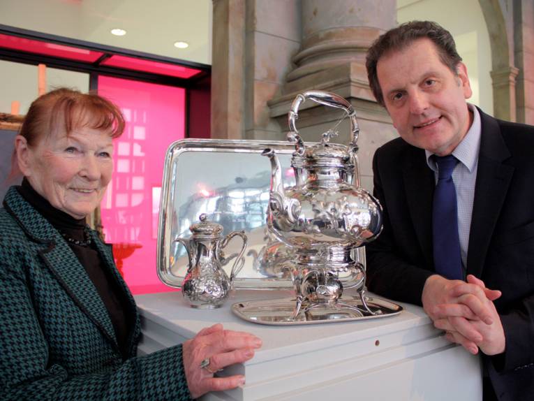 Gunhild Rützel und Thomas Schwark mit dem Silberservice aus dem Privatbesitz von Friedrich Culemann
