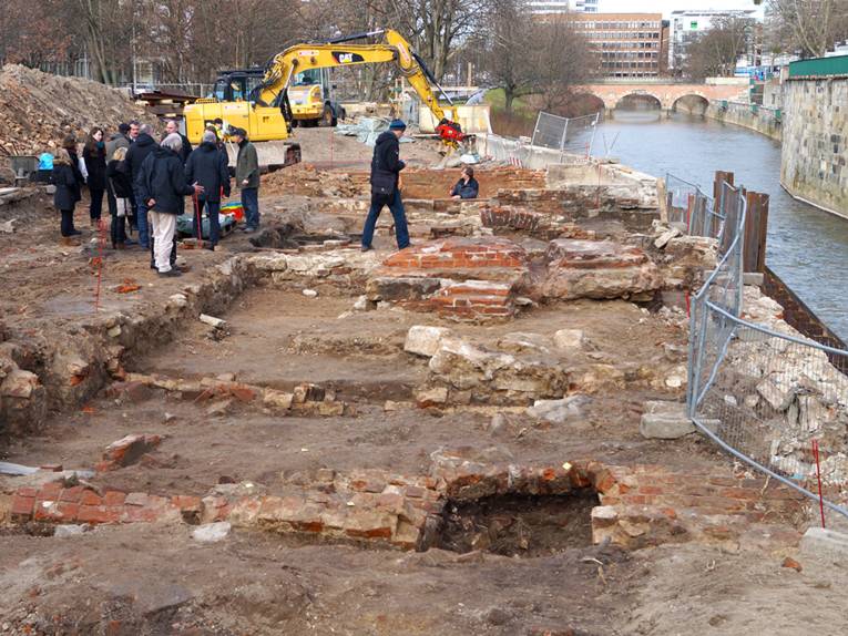 Blick auf die Ausgrabungen am Leibnizufer, Teile eines historischen Mauerwerks sind zu erkennen