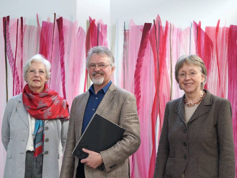 Dr. Kamilla Herber, Hans-Christian Euler und Gabriele Ciecior vor einem Kunstwerk