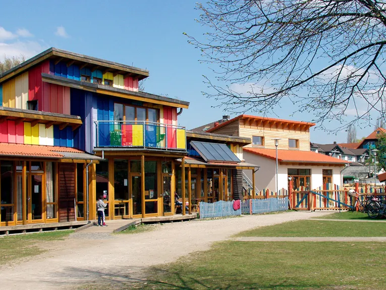 Blick auf das bunt angestrichene Hauptgebäude des Stadtteilbauernhofs Sahlkamp