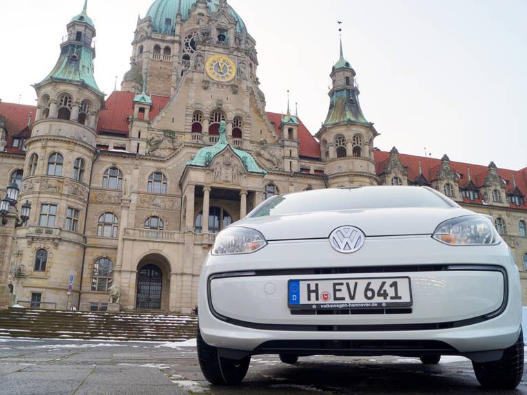 Ein VW e-up!  vor dem Neuen Rathaus