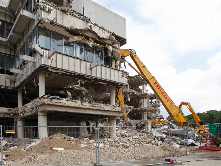 Ein Bagger reißt das alte Bürogebäude am Pferdeturm ab