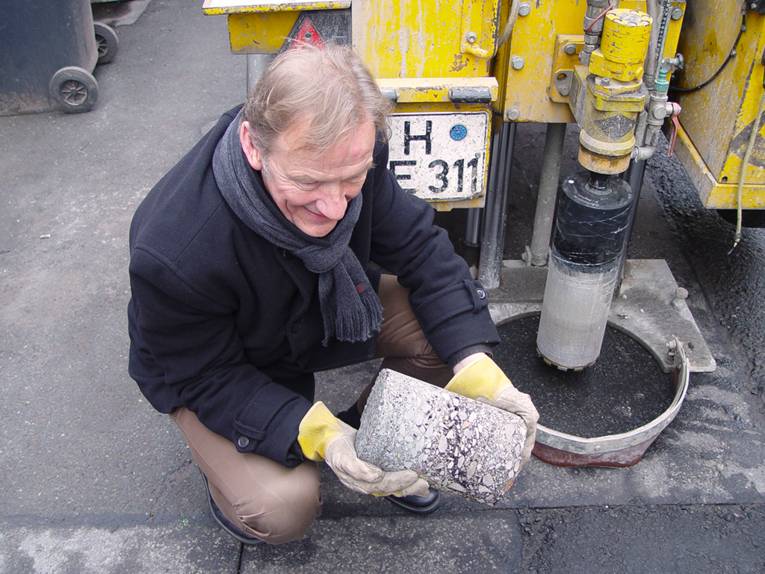 Uwe Bodemann hält einen Bohrkern in den Händen