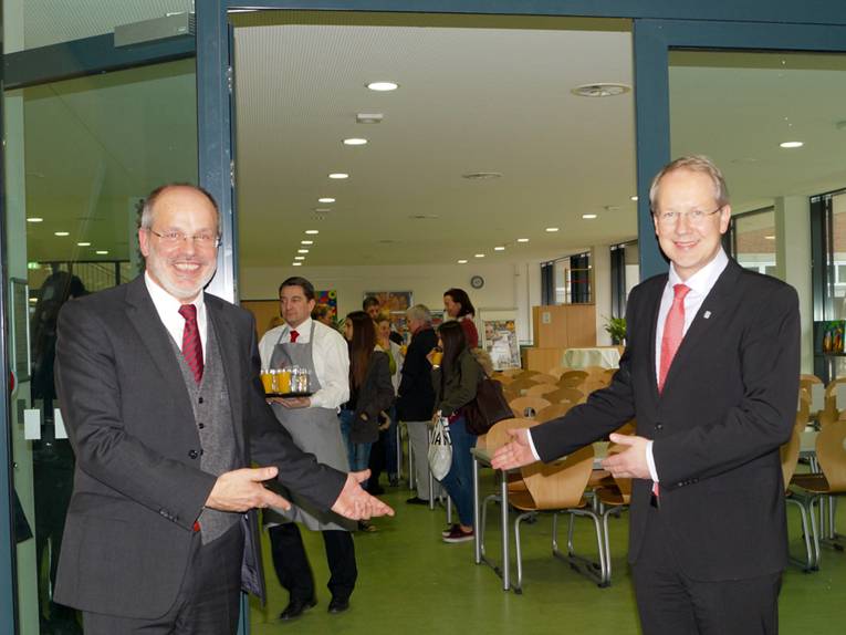 Oberbürgermeister Stefan Schostok (rechts) und Schulleiter Rolf Doelle laden in die neue Mensa ein.