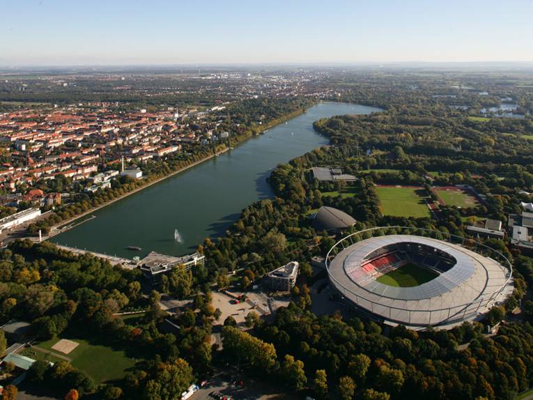 Luftbild vom Maschsee und Teilen der Südstadt, auch das Stadion ist im Bild