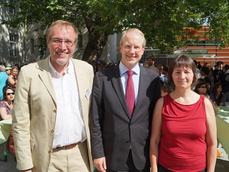 Dieter Wignanek, Stefan Schostok und Petra Tschimpke auf dem Schulhof der Ricarda-Huch-Schule
