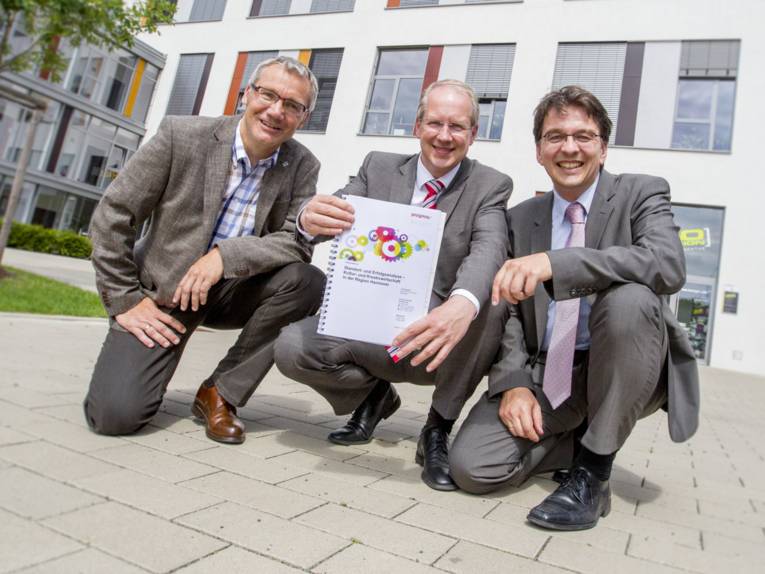 von links: Ralf Meyer, Stefan Schostok und Dr. Olaf Arndt von Prognos
