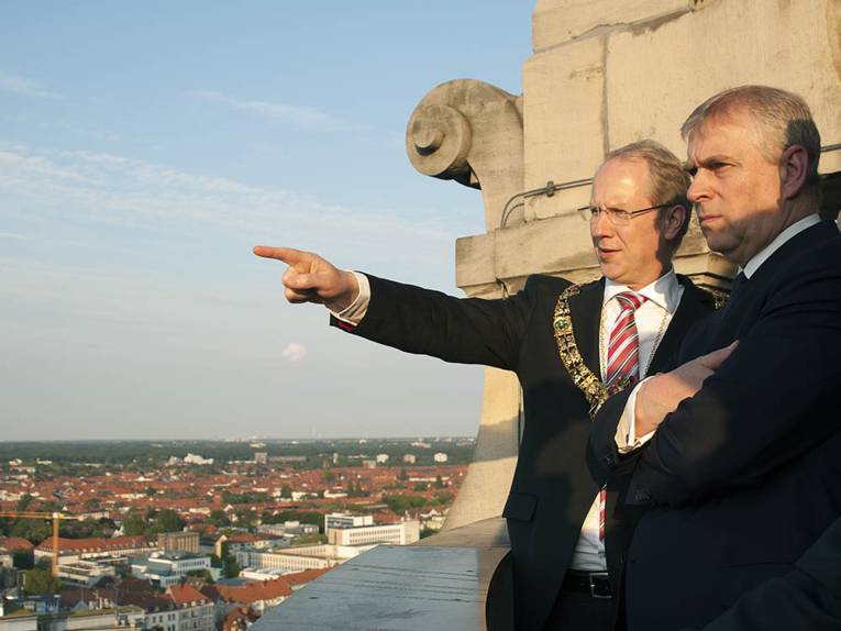 Stefan Schostok und Prinz Andrew auf dem Rathausturm