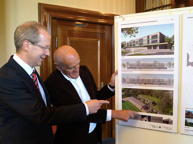 Stefan Schostok und Martin Kind präsentieren die Pläne des geplanten 96-Nachwuchsleistungszentrums