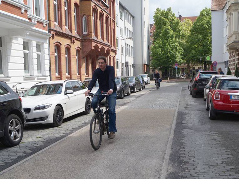 Heiko Efkes rollt mit seinem Rad über die Musterfläche in der Schuberstraße