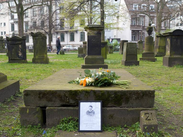 Das Grabmal von Caroline Herschel auf dem Gartenfriedhof