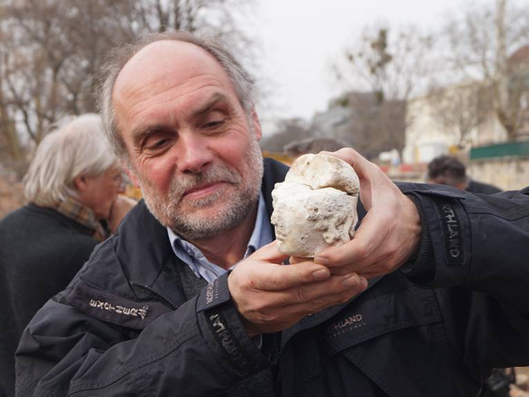 Friedhelm Wulf vom Niedersächsischen Landesamt für Denkmalpflege präsentiert den entdeckten Marmorkopf.