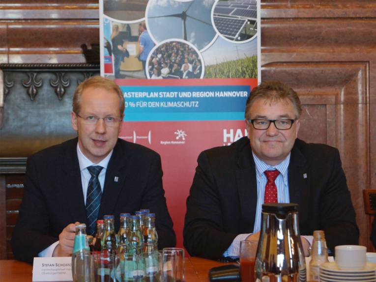 OB Stefan Schostok und Regionspräsident Hauke Jagau bei der Pressekonferenz am 12. März im Neuen Rathaus