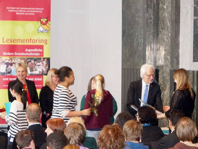 Verleihung von Urkunden an Jugendliche durch Bürgermeister Bernd Strauch